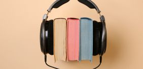 Boeken met een koptelefoon eromheen 