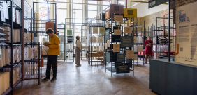 Bezoekers kijken bij het Boekenspektakel