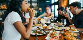 Mensen eten samen in een restaurant