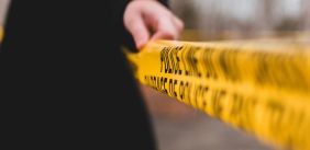 Persoon staat bij politielint