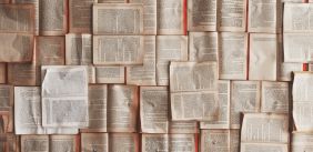 bladzijden van boeken liggen open