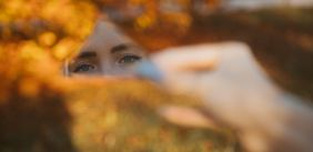 Een artistiek herfstportret dat de ogen van een vrouw vastlegt via een spiegelreflex