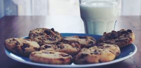 Een bord met koekjes en een glas melk