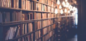 Lange hal met een boekenkast