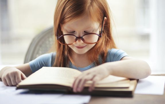 Meisje leest een boek