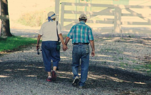 2 ouderen lopen hand in hand