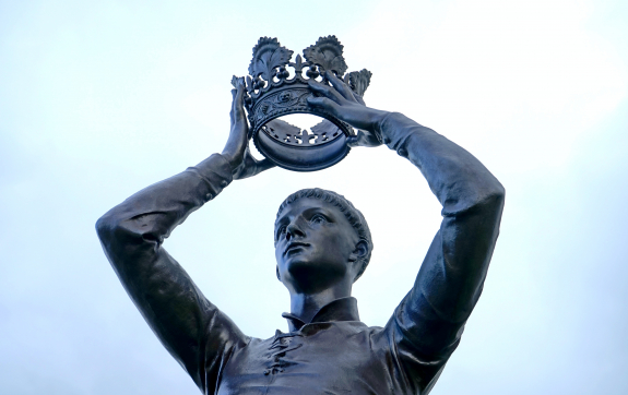 Standbeeld van een jongen met kroon