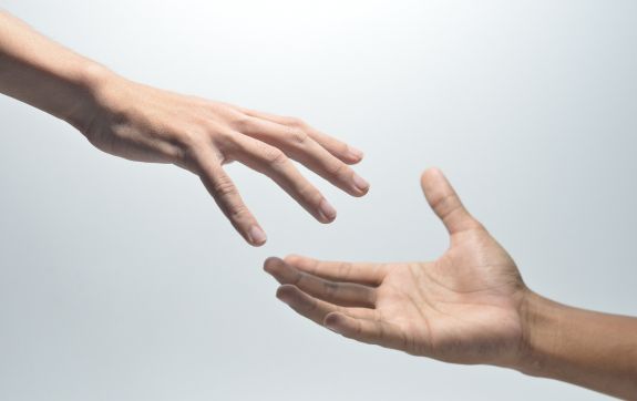 Helpende hand geven