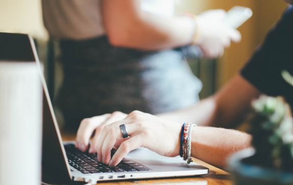 Vrouw typt op laptop