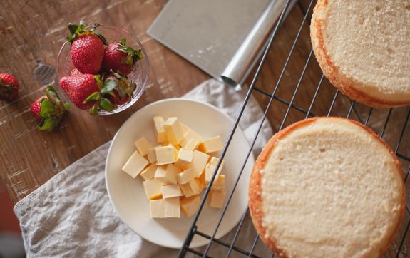Twee cakes met aardbeien en boter