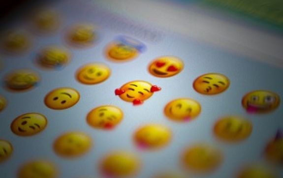 emoji's slash smileys op een telefoon scherm