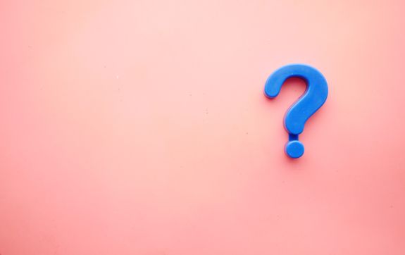 eem blauw vraagteken op een roze achtergrond