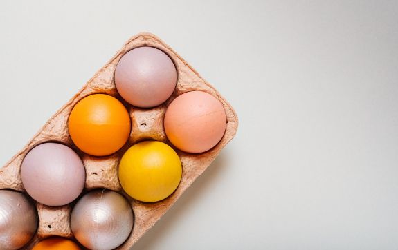 Paaseieren in een eierdoos