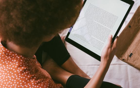 Vrouw leest ebook