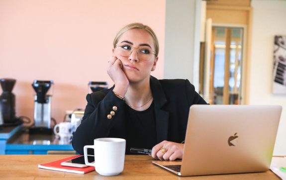 Vrouw staart weg van haar laptop