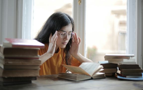 Jonge vrouw concentreert zich op haar boek