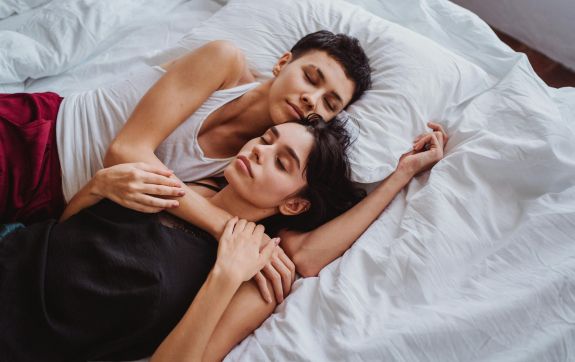 twee personen liggen op bed