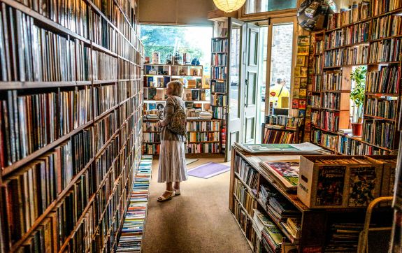 mevrouw zoekt boek in boekhandel