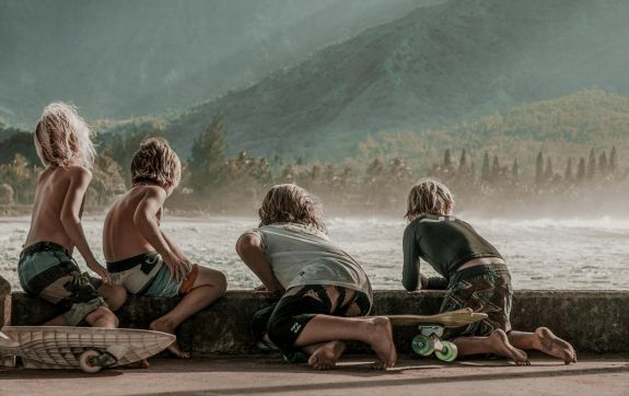 Kinderen kijken uit over water