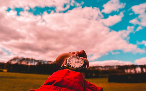 Iemand die zijn horloge uitsteekt