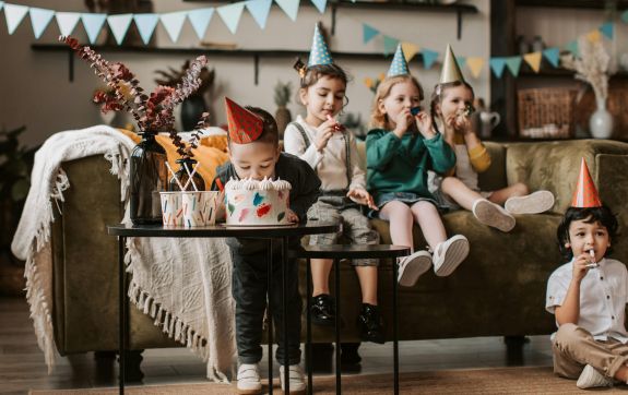 Kinderfeest verjaardag o zo leuk met een stuk taart