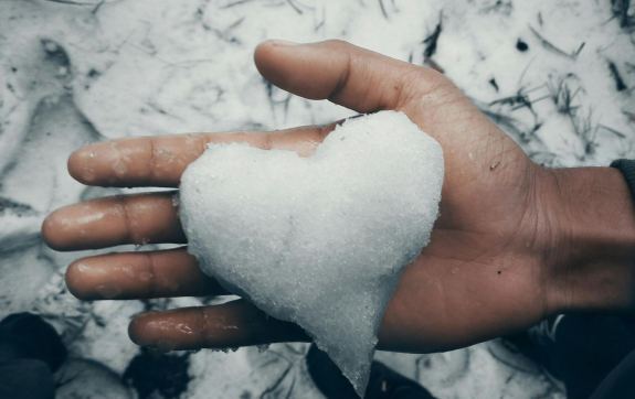 Bevroren hart o hartje van sneeuw