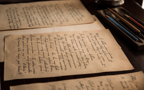 Ouderwets papier met geschreven tekst in cursief