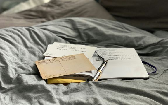 schrift en brieven op een grijze ondergrond