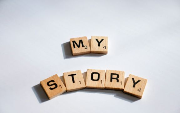 scrabble steentjes waarop staat 'my story'
