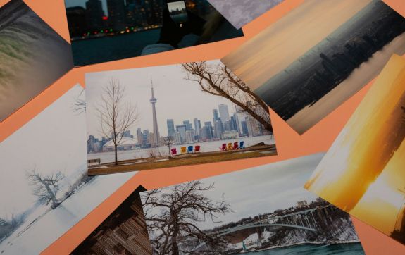 Verschillende foto's op een tafel, op elke foto is een landschap te zien
