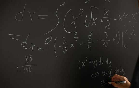 Krijtbord met wiskundige berekeningen