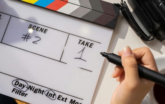 Filmklapper waar op geschreven wordt