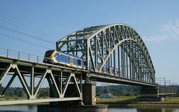 Trein rijdt over een brug heen