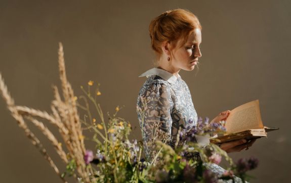 Vrouw met regency era jurk en een boek