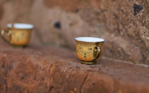 Lege kopjes op een stenen muur