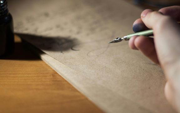 Persoon schrijft op papier