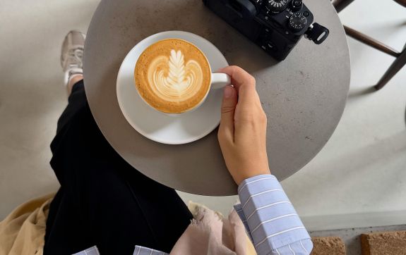 Koffie met een camera op tafel