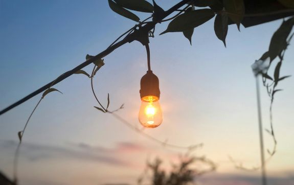 Lampje tegen de achtergrond van een zomernacht