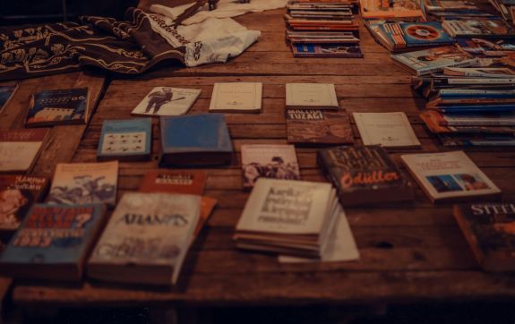 Boeken op een houten tafel