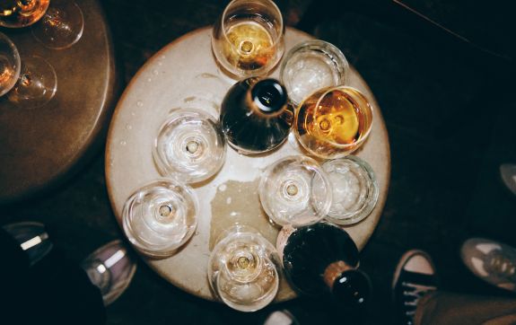 Glazen gevuld met drank vanaf boven