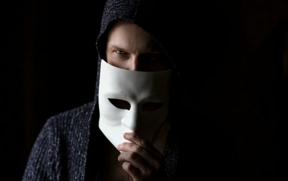 Man met een masker half voor zijn gezicht