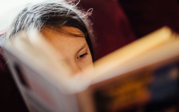 Meisje leest een boek
