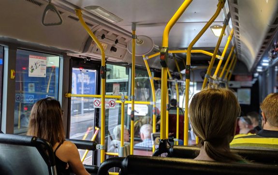 Binnen in de bus reizen mensen mee