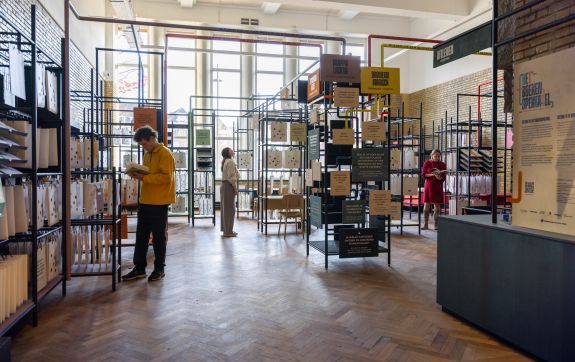 Bezoekers kijken bij het Boekenspektakel