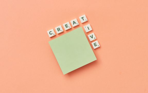 Een post it met creativity ernaast