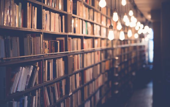 Lange hal met een boekenkast